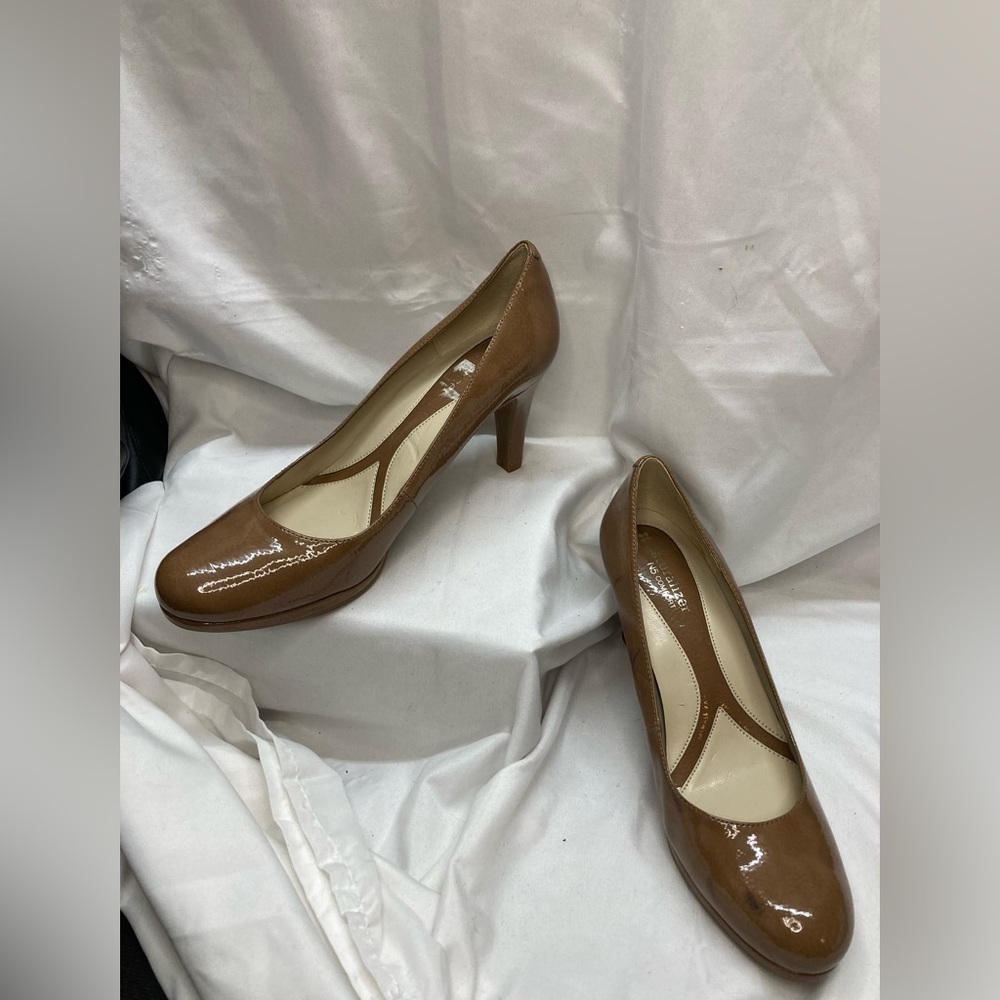 NEW Naturalizer Round Toe High Heel Shoes Size 8 1/2 Tan.